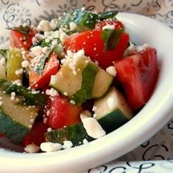 Tomaten-, Gurken-, Feta- und Basilikumsalat