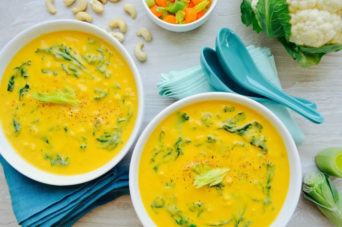 Goldene österreichische Blumenkohl-Cremesuppe