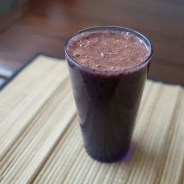 Karottensaft-Banane-Blaubeer-Smoothie