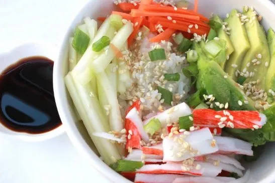 Sushi in einer Schüssel (California Roll Typ)