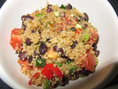 Mexikanisch gewürzter Quinoa mit schwarzen Bohnen