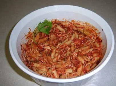 Hähnchen und Pasta mit Tomatensauce