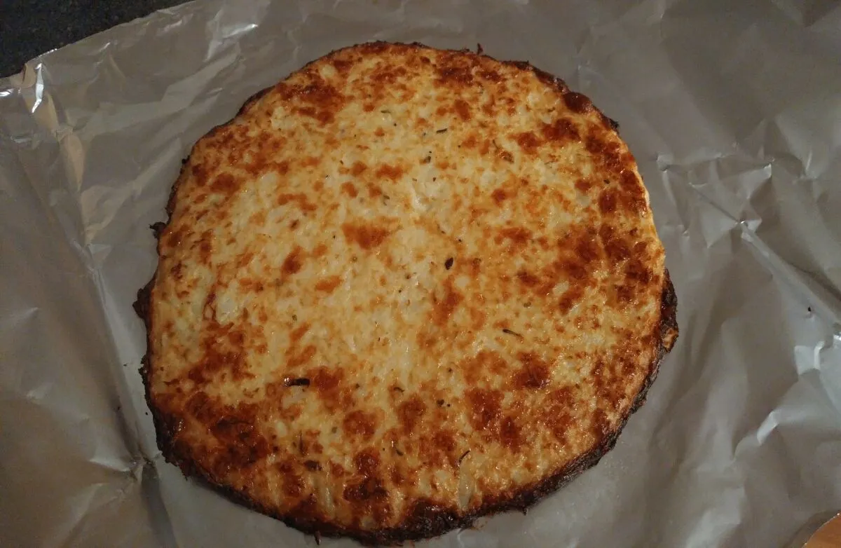 Käse- und Blumenkohl-Pizzaboden