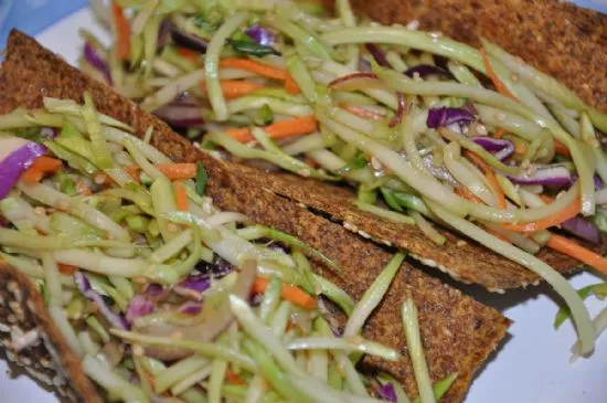 Asiatischer Brokkoli-Slaw