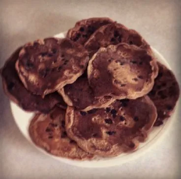 Erdnussbutter-Bananen-Schokoladenstückchen-Protein-Pfannkuchen