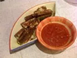 Panierte gebackene Zucchinisticks mit Marinara-Sauce