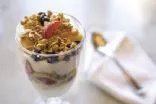 Knuspriges Beeren-Joghurt-Parfait (zuckerfrei)