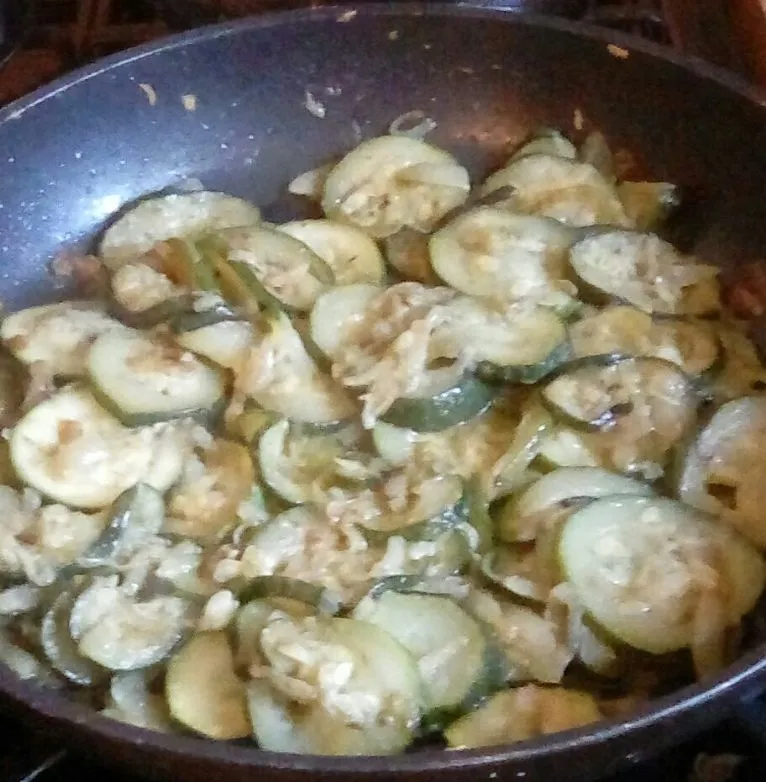 Zucchini und Zwiebel mit Pesto