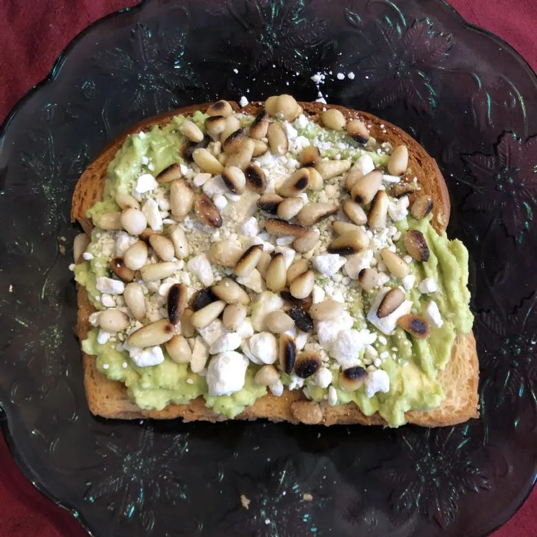 Avocado-Toast mit Feta und Pinienkernen