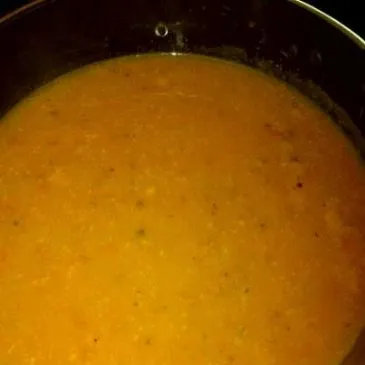 Cremige Suppe mit geröstetem Gemüse und Parmesan