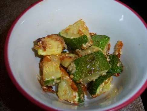 Sesam-Parmesan-Zucchini