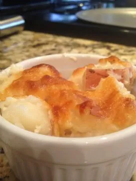 Leichte, weiße, einfache Auflaufkartoffeln