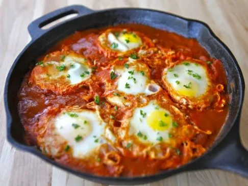 Shakshuka (auch als Eier in der Hölle bekannt)
