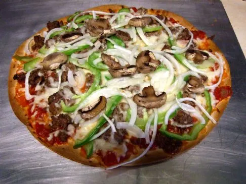 Rons gesündere Rinderhackfleisch-Pizza mit Gemüse