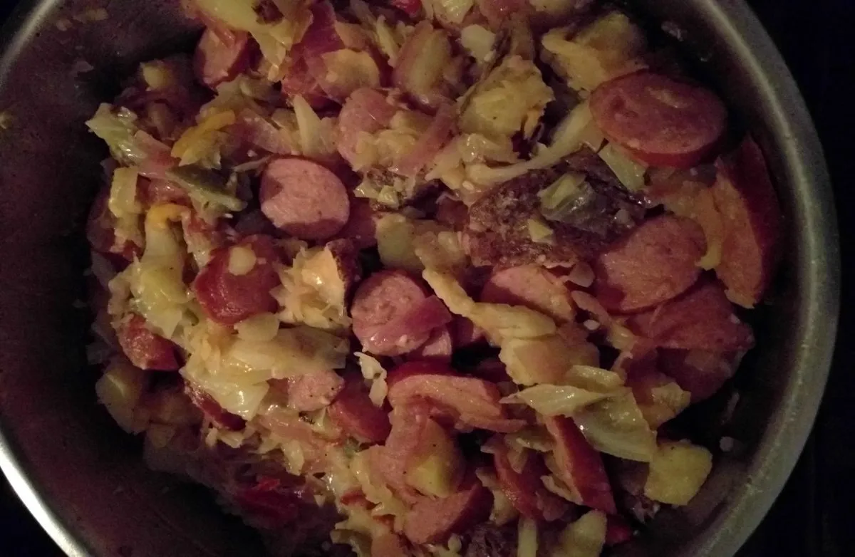 Kohl mit Kielbasa oder polnischer Wurst aus der Pfanne