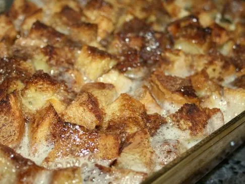 Französischer Toast mit Wurst und Äpfeln