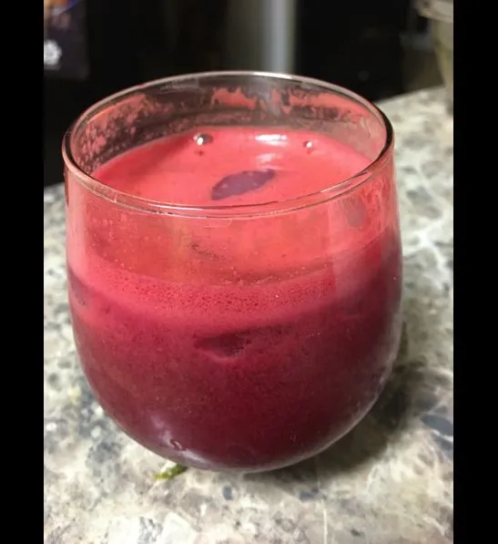 Frischer Zitrus-Selleriesaft