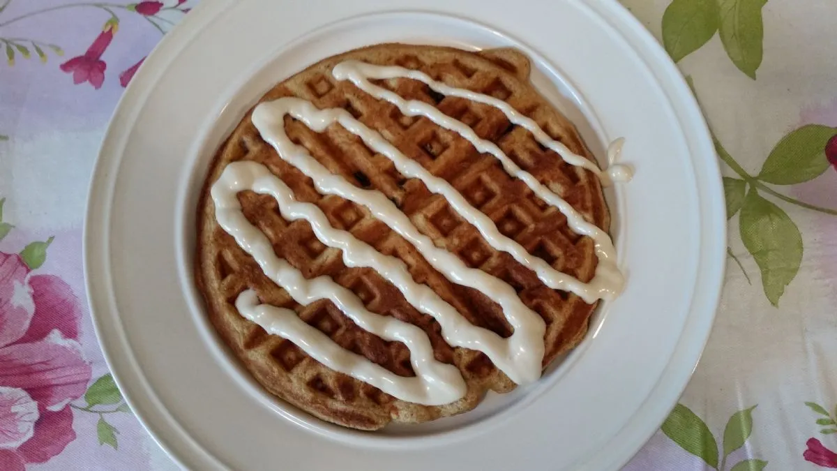 Karottenkuchen-Waffeln mit Ahorn-Frischkäse-Glasur