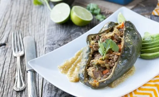 Mit Enchilada gefüllte Paprika mit Chile Verde Sauce