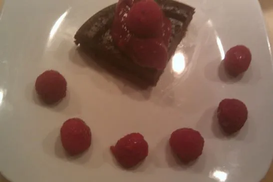 Roher veganer schokoladenkuchen ohne Mehl