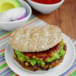 Chipotle Quinoa und schwarze Bohnen Burger