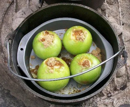 Dutch Oven Gebackene Karamelläpfel