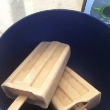 Erdnussbutter-Bananen-Frühstücks-Eis am Stiel