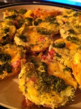 Eierbecher mit gewürfeltem Schinken und Käse