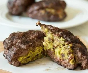 Burger mit Speck-Guacamole-Füllung