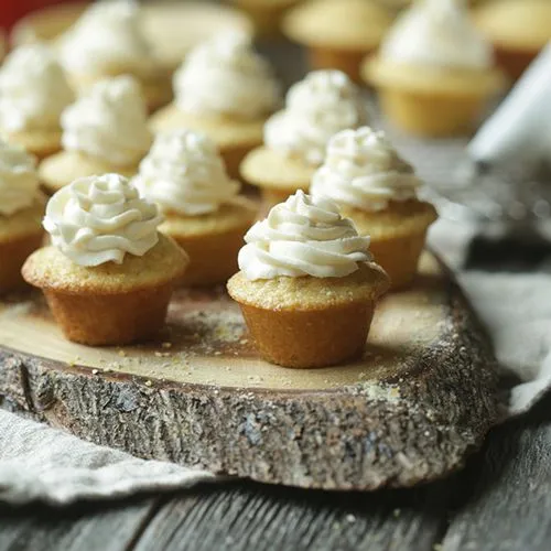 Mini-Maismehl-Muffins mit Ahornbuttercreme
