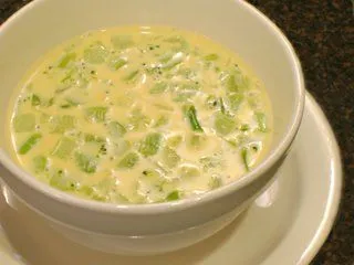 Vegetarische Brokkoli-Käse-Suppe