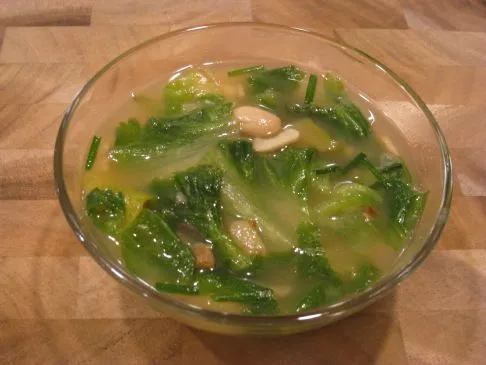 Escarole- und Bohnensuppe (mit Knoblauch)