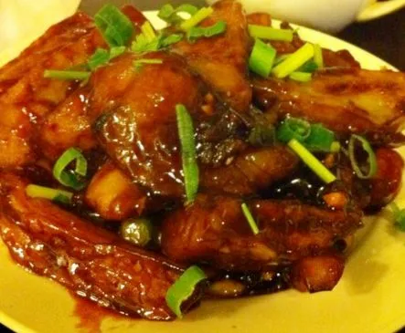 Geschmorte Aubergine mit Knoblauchsauce