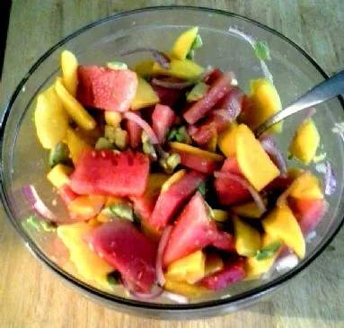Wassermelonen-Mango-Avocado-Salat