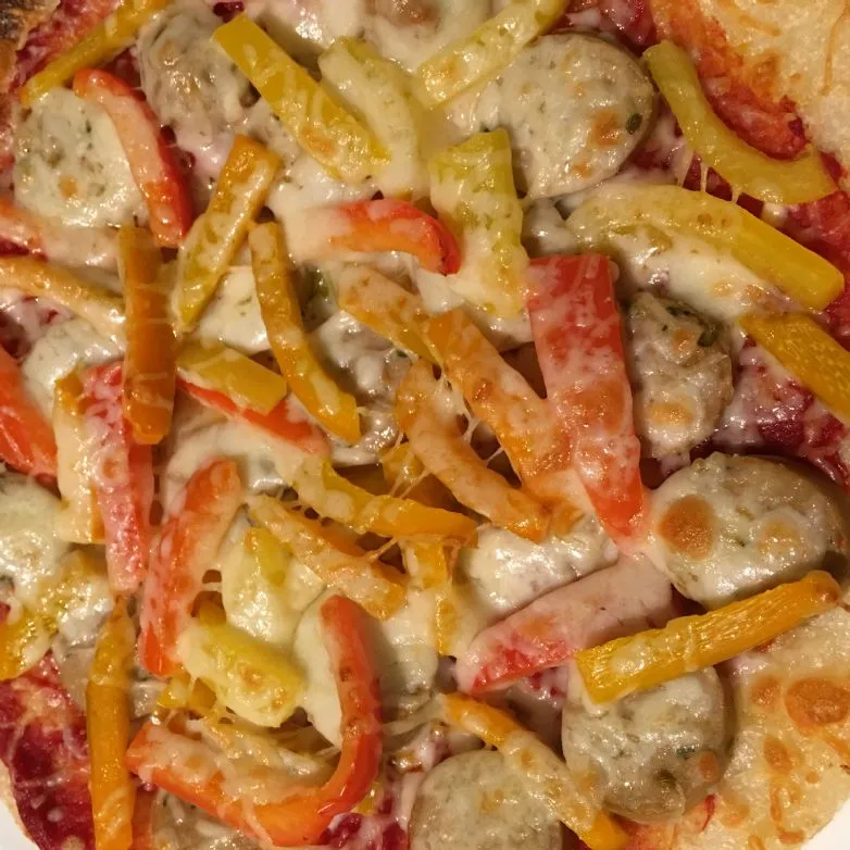 Italienische Pizza mit Wurst und Paprika