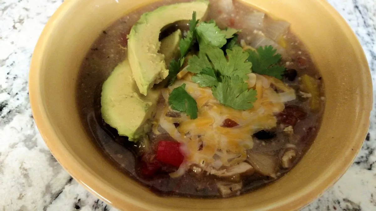 Grüne Chili-Hühnchen-Enchilada-Verde-Suppe aus dem Slow Cooker