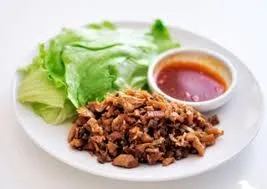 Asiatische Putenhackfleisch-Wraps