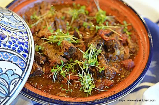 Tagine mit Rindfleisch, Tomaten und Gourmet-Paprika
