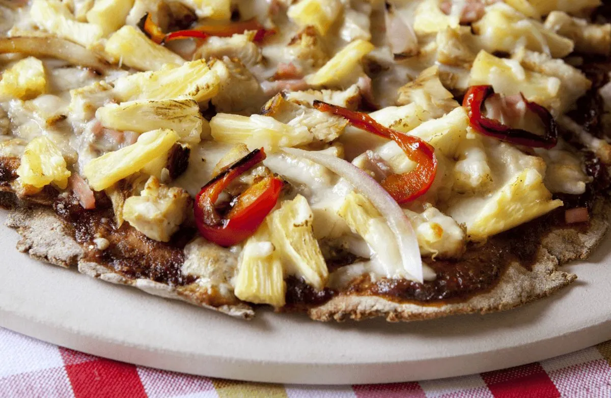 Gegrillte BBQ-Hühnchen-Fladenbrote