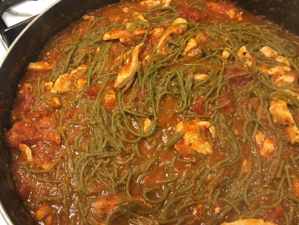 Spaghetti mit Spinat/Artischocken und Hühnchen in Tomaten-Basilikumsauce, ohne Salz