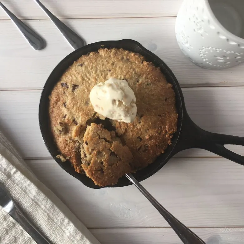 Zuckerfreier, glutenfreier riesiger Pfannenkeks