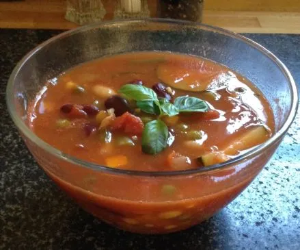 Vegetarische Minestrone-Suppe