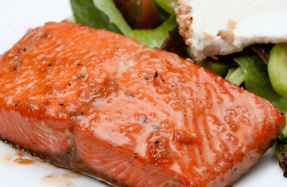Mit Honig und Soja glasierter Lachs