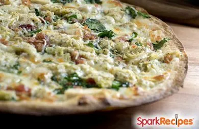 Vegane Pizza mit Artischocken und Avocado