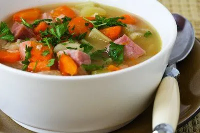 Schinken- und Navy-Bohnen-Suppe mit Gemüse