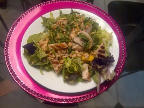 Gegrillter Hähnchen- und Mangosalat