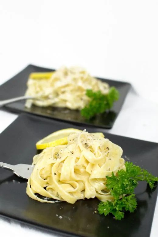 Kräuterfettuccine mit einer Zitronen-Prosecco-Sauce