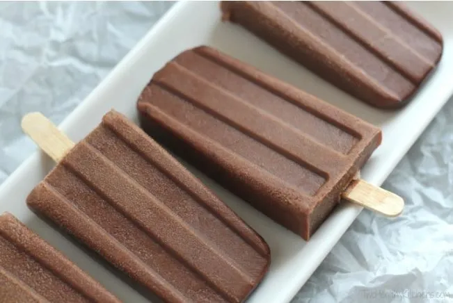 4-Zutaten fettfreie Schokoladen-Pops (einfache hausgemachte Fudgesicles)