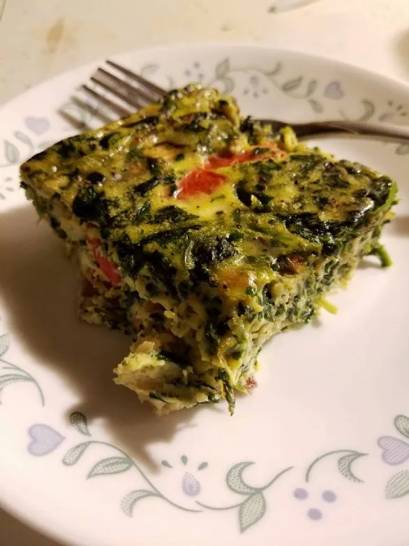 Frittata mit geröstetem roten Paprika, Speck und Spinat (Bree)