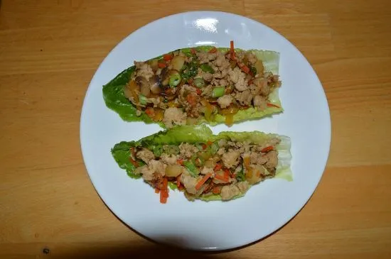 Thai-Basilikum Hähnchen-Lettuce-Wraps